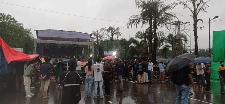 দর্শক-শ্রোতারা আসলেও বৃষ্টির জন্য নজরুল কনসার্ট শুরু হয়নি। ছবি: আজকের পত্রিকা