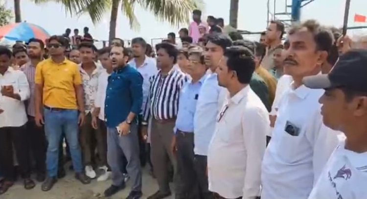 কক্সবাজারে হোটেল সি পার্লের সামনে স্থানীয় বিএনপির নেতা-কর্মীদের বিক্ষোভ। ছবি: সংগৃহীত
