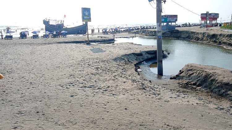 কক্সবাজার সৈকতের বিভিন্ন স্থানে দেখা দিয়েছে ভাঙন। ছবি: আজকের পত্রিকা