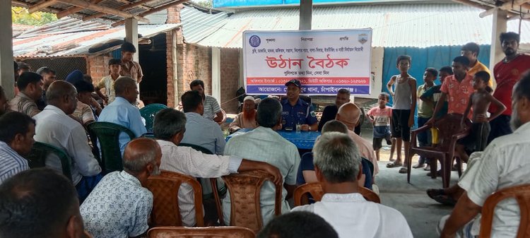 সম্প্রতি গোমস্তাপুর উপজেলার নুহু স্ট্যান্ডে উঠান বৈঠকে ওসি ও কার্যক্রম নিষিদ্ধ আওয়ামী লীগের নেতারা। ছবি: সংগৃহীত