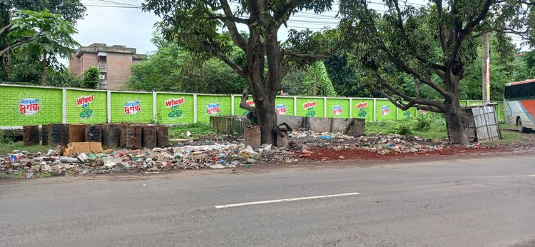 বালুবাগান এলাকায় খোলা জায়গায় বর্জ্য ফেলছেন স্থানীয় বাসিন্দারা। ছবি: আজকের পত্রিকা