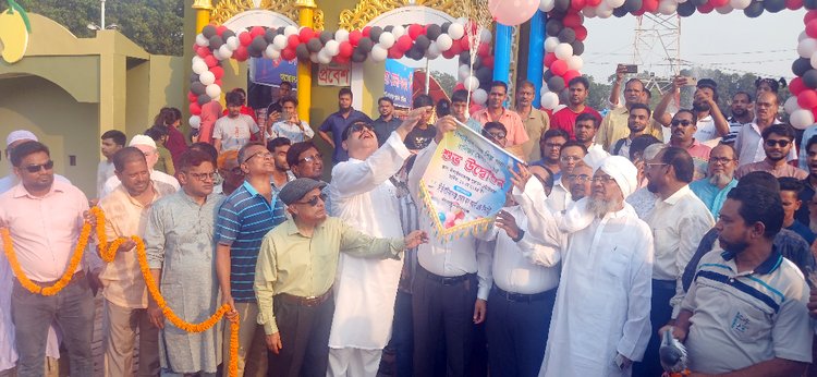 চাঁপাইনবাবগঞ্জ জেলা শহরের পুরোনো স্টেডিয়ামে শনিবার বিকালে মাসব্যাপী বাণিজ্য মেলা উদ্বোধন করেন জেলা প্রশাসক আব্দুস সামাদ। ছবি: আজকের পত্রিকা