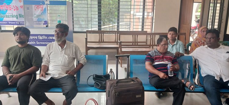 সোনামসজিদ ইমিগ্রেশন চেকপোস্টে স্থানীয় স্বাস্থ্য বিভাগের কর্মকান্ড প্রশ্নবিদ্ধ। ছবি: আজকের পত্রিকা