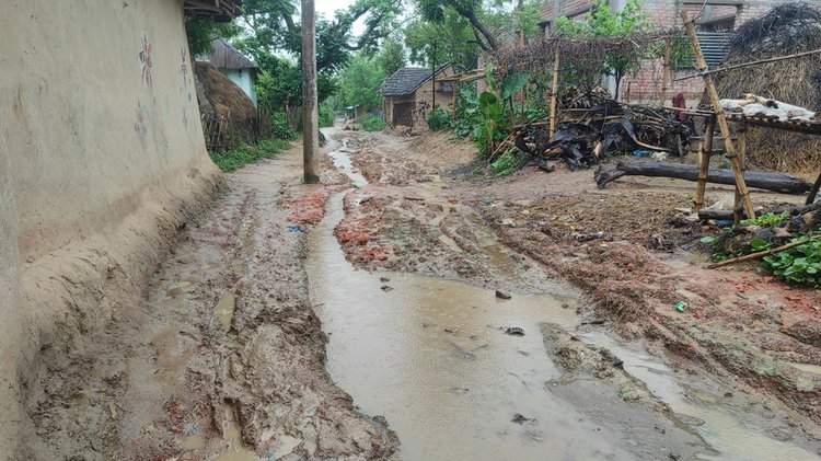 কসবা হাটখোলা বাজার থেকে পাইকড়া পর্যন্ত সড়কটি দীর্ঘদিন ধরে বেহাল। এমপি-চেয়ারম্যানসহ বিভিন্ন জনপ্রতিনিধিরা কথা দেন, কিন্তু কাজের কাজ কিছুই হয় না। ছবি: আজকের পত্রিকা