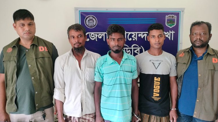 চাঁপাইনবাবগঞ্জ ২-হত্যার ঘটনায় গ্রেপ্তার তিন ব্যক্তি। ছবি: আজকের পত্রিকা