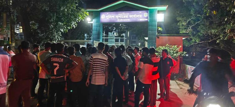 অর্ধশতাধিক নেতা-কর্মী চাঁপাইনবাবগঞ্জ পুলিশ সুপার কার্যালয়ের প্রধান ফটকে অবস্থান নেন। ছবি: আজকের পত্রিকা