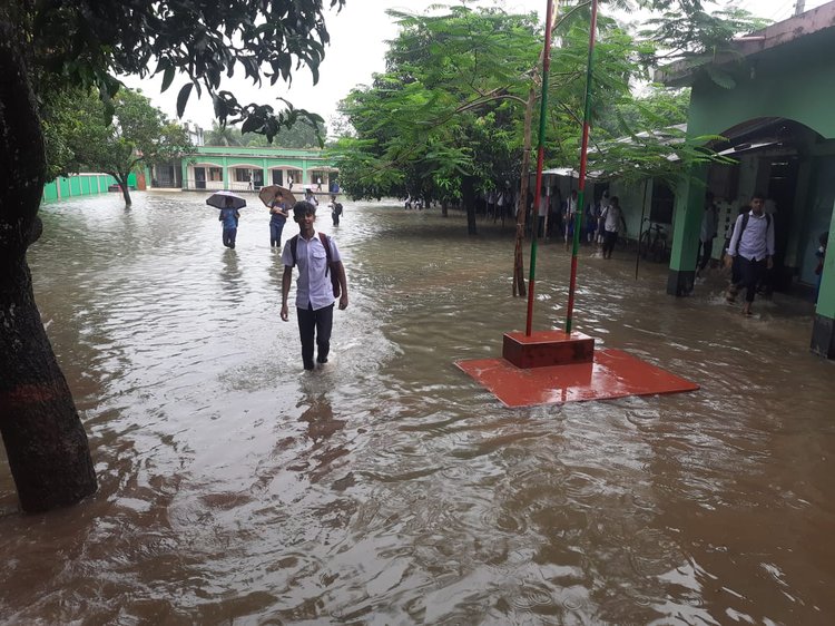 চাঁপাইনবাবগঞ্জের গোমস্তাপুর উপজেলার হুজরাপুর মডেল একাডেমি প্রাঙ্গণে থইথই পানি। ছবি: আজকের পত্রিকা