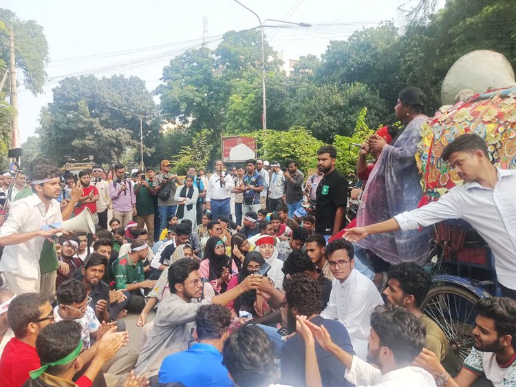 অধ্যাদেশ জারির দাবিতে রাজধানীর শিক্ষা ভবন সংলগ্ন সড়কে অবস্থান নেওয়া শিক্ষার্থীরা। ছবি: আজকের পত্রিকা