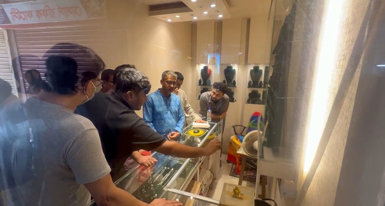 কুষ্টিয়ায় তিনটি স্বর্ণের দোকানে চুরির ঘটনা ঘটেছে। ছবি: আজকের পত্রিকা