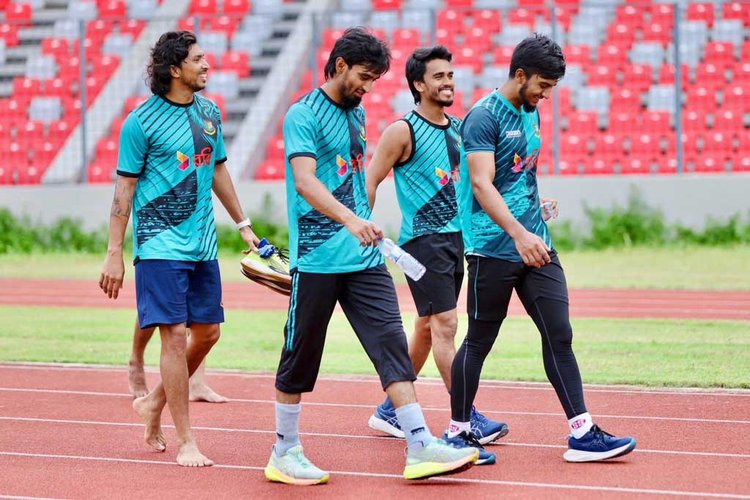 গুলিস্তানে আজ জাতীয় দলের ফিটনেস টেস্টে অংশ নিয়েছেন সৌম্য সরকার-তানজিম হাসান সাকিবরা। ছবি: আজকের পত্রিকা