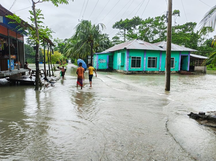 বঙ্গোপসাগরে সৃষ্ট নিম্নচাপের প্রভাবে ভোলার চরফ্যাশন উপজেলার নিম্নাঞ্চল প্লাবিত হয়ে পড়েছে। ছবি: আজকের পত্রিকা