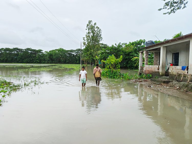 চরকুকরি-মুকরি, ঢালচর ও মুজিবনগর ইউনিয়নের বেশ কয়েকটি গ্রামে বসতঘর ও রাস্তা পানির নিচে তলিয়ে গেছে। ছবি: আজকের পত্রিকা