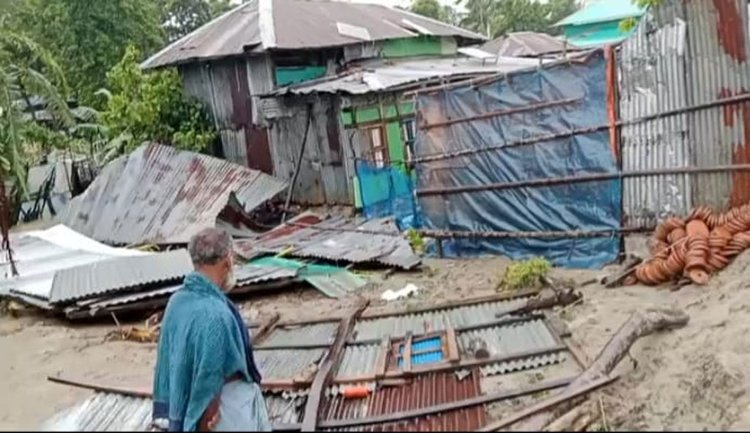 ভোলার চরফ্যাশনে দুর্যোগে ক্ষতিগ্রস্ত ঘর। ছবি: আজকের পত্রিকা