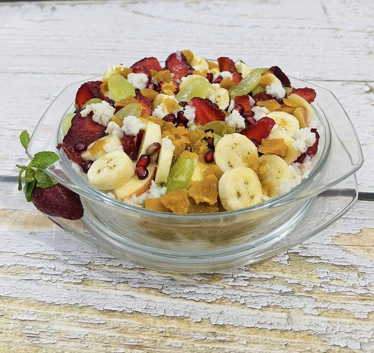 লাল-সবুজ ফলে চিড়ার ডিশ