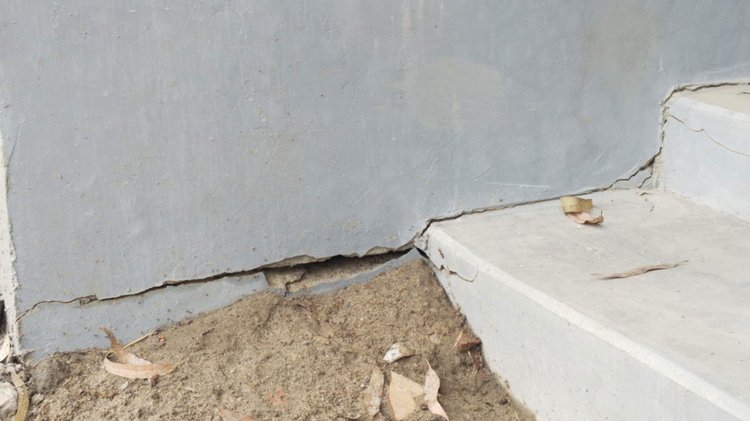 চিরিরবন্দরের বানিয়াখাড়ী সরকারি প্রাথমিক বিদ্যালয়ের নতুন বিল্ডিংয়ের বারান্দা, মেঝে ও দেয়ালে ফাটল। ছবি: আজকের পত্রিকা