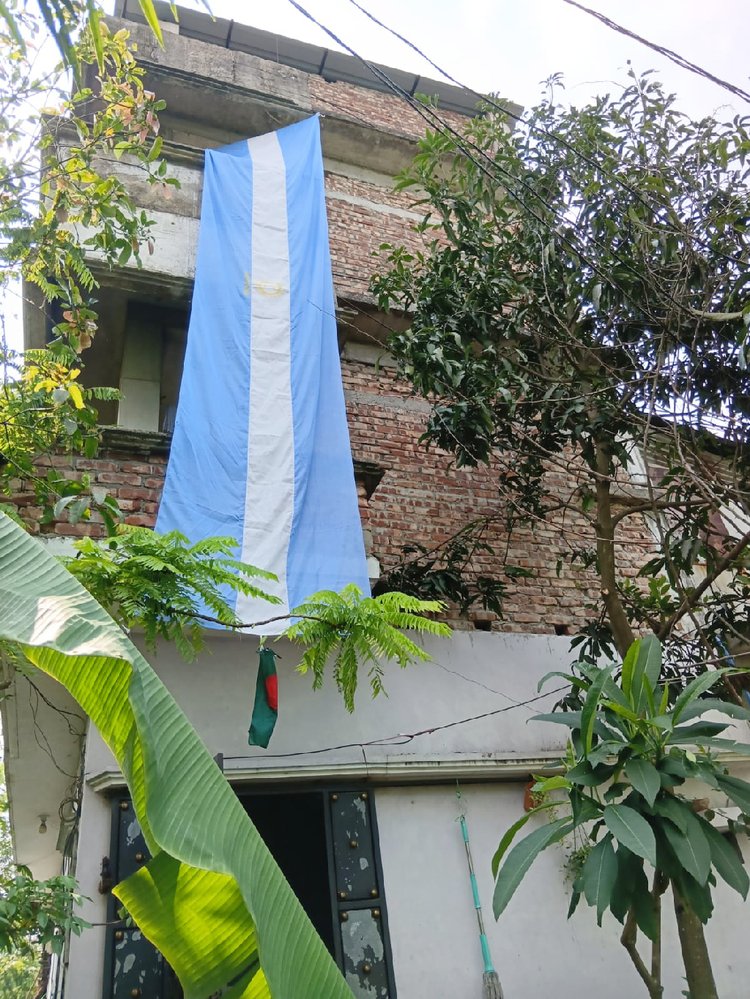 বাড়িতে প্রায় ২০ ফুট লম্বা আর্জেন্টিনার পতাকা লাগান সিরাজুল ইসলাম। ছবি: আজকের পত্রিকা