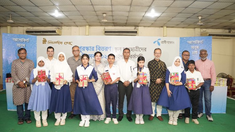 বিশ্বসাহিত্য কেন্দ্র আয়োজিত উৎসবে শিক্ষার্থীদের হাতে পুরস্কার তুলে দেওয়া হয়। আজ চট্টগ্রাম নগরের জিইসি কনভেনশন সেন্টারে তোলা। ছবি: আজেকর পত্রিকা