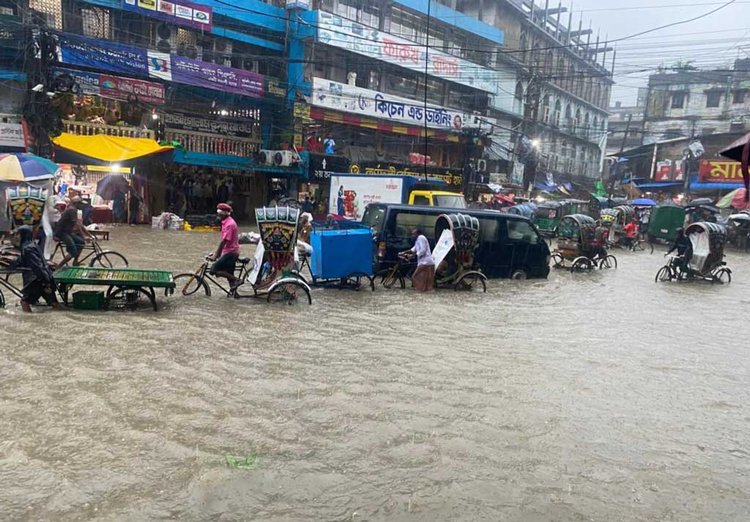 মুষলধারে বৃষ্টিতে হাঁটু পানিতে ডুবে যায় চট্টগ্রাম নগরীর গুরুত্বপূর্ণ সড়ক। আজ মঙ্গলবার সকালে নগরের জুবিলী রোডের তিন পুলের মাথা এলাকায়। ছবি: হেলাল সিকদার।