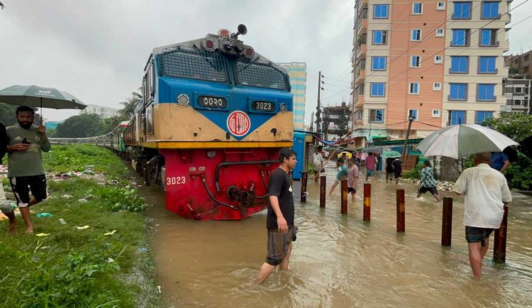 বৃষ্টির পানিতে রেললাইন তলিয়ে যাওয়ায় বেলা পৌনে ১টা থেকে চট্টগ্রাম নগরীর জান আলী চৌধুরী হাট স্টেশনে আটকা পড়ে পর্যটক এক্সপ্রেস ট্রেন। ছবি: আজকের পত্রিকা
