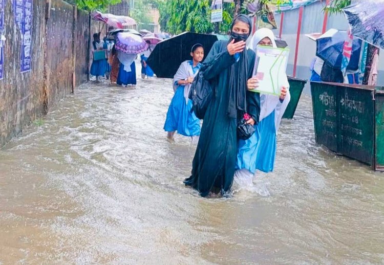 পানি মাড়িয়ে চলাচল করছেন শিক্ষার্থীরা। ছবি: আজকের পত্রিকা