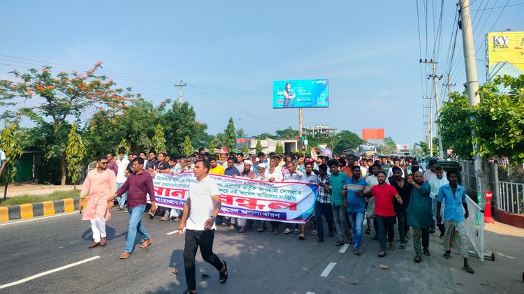 চট্টগ্রামের কর্ণফুলী উপজেলার শিকলবাহা ইউনিয়ন পরিষদের প্যানেল চেয়ারম্যানকে অপসারণের দাবিতে এলাকাবাসীর বিক্ষোভ। ছবি: আজকের পত্রিকা