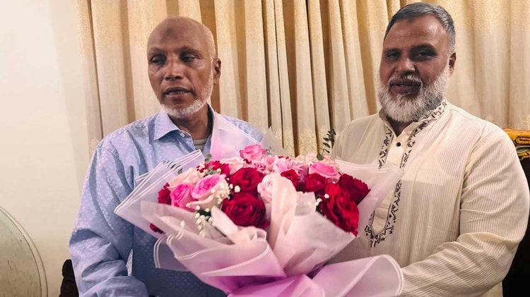 জামায়াতের ডা. মো. আবু নাছেরকে শুভেচ্ছা জানান বিএনপির এমপি এরশাদ উল্লাহ। ছবি: আজকের পত্রিকা