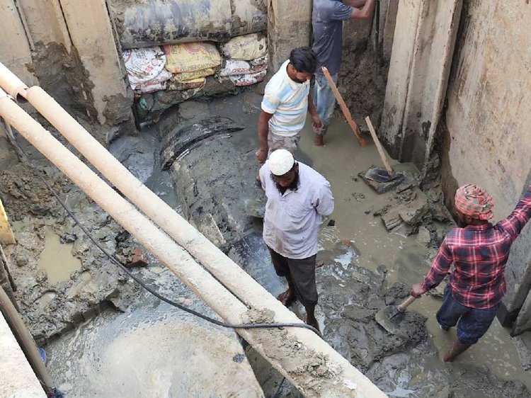 কেটে যাওয়া ওয়াসার পানি সরবরাহ লাইন মেরামত করা হচ্ছে। ছবি: আজকের পত্রিকা