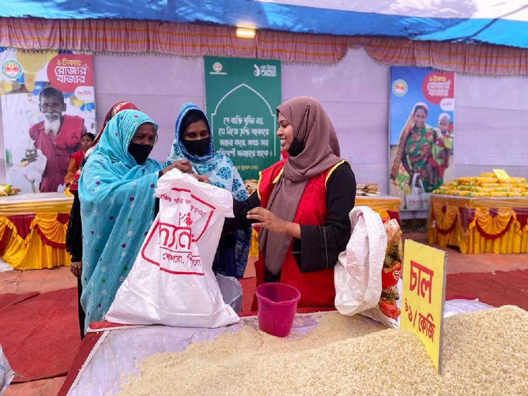 রমজান উপলক্ষে আজ সোমবার চট্টগ্রাম নগরীর ষোলোশহর বিপ্লব উদ্যানে এক টাকার বাজার কর্মসূচির উদ্বোধন করেন সিটি মেয়র মো. শাহাদাত হোসেন। ছবি: আজকের পত্রিকা