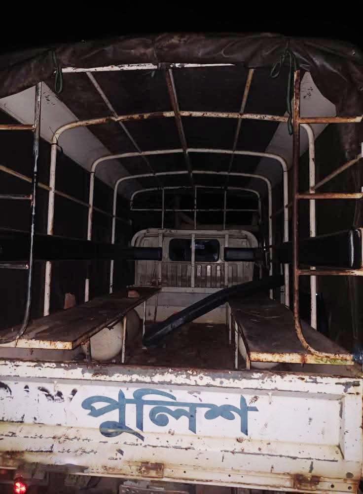পুলিশের ২টি, নিরাপত্তার বাহিনীর ১ টি এবং প্রক্টরিয়াল বডির ১টি মোট ৪টি গাড়ি ভাঙচুর করেছে স্থানীয়রা। ছবি: আজকের পত্রিকা