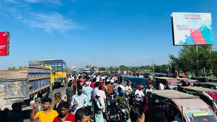 চকরিয়া পৌর শহরের মাতামুহুরী সেতুতে অবরোধ করা হয়েছে। ছবি: আজকের পত্রিকা