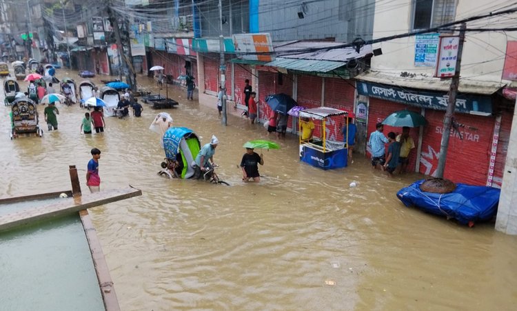 চট্টগ্রাম নগরীর আগ্রাবাদ পাঠানটুলী এলাকা থেকে গতকাল দুপুরে তোলা। ছবি: হেলাল উদ্দীন শিকদার