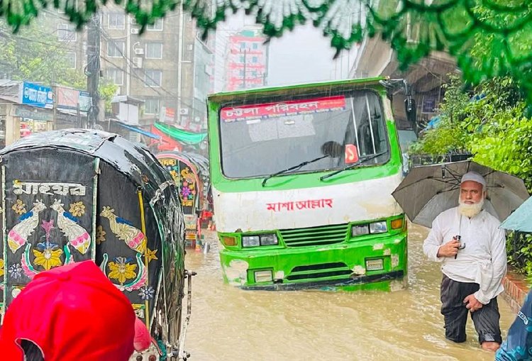 টানা বৃষ্টির পানিতে জলাবদ্ধ চট্টগ্রাম নগরীর নিচু এলাকা। আজ সকালে নগরীর পাঁচলাইশ থানাধীন শুলকবহর এলাকায়। ছবি: হেলাল সিকদার।
