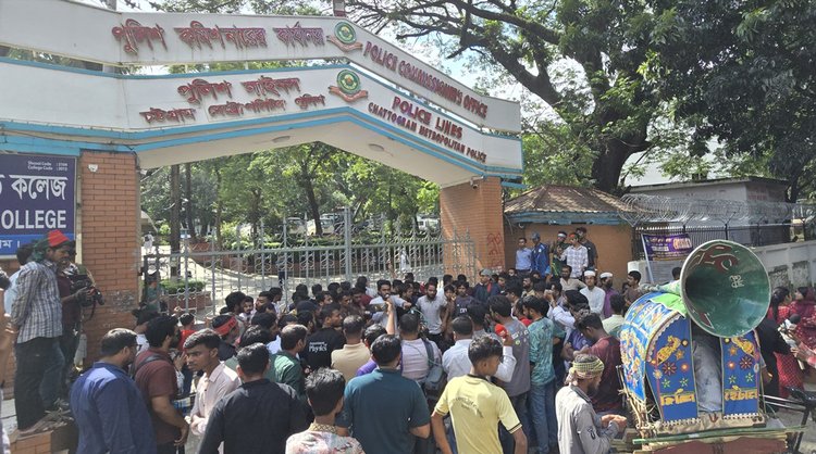 চট্টগ্রাম নগরীর দামপাড়ায় সিএমপি কার্যালয়ের সামনে এনসিপির বিক্ষোভ। ছবি: আজকের পত্রিকা
