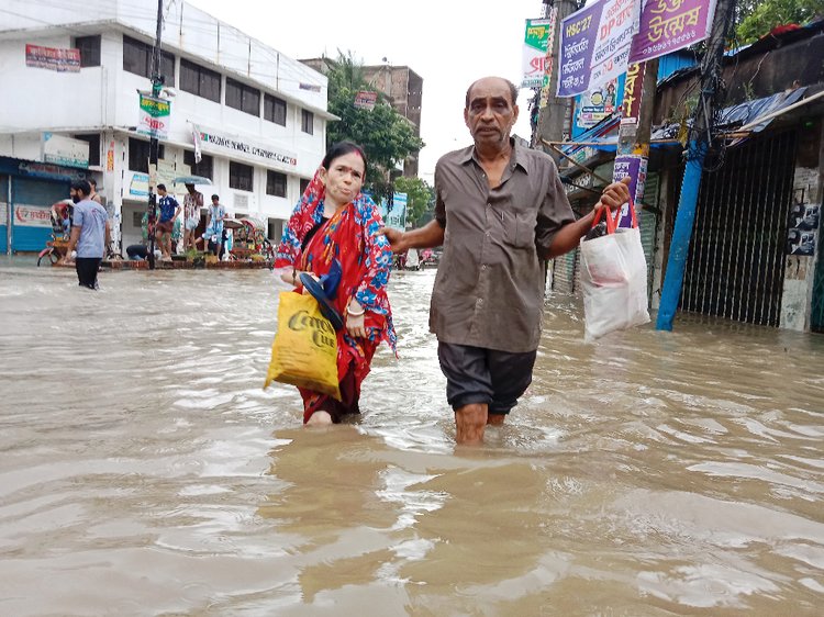 সকাল থেকে টানা বৃষ্টির পানিতে তলিয়ে যায় চট্টগ্রাম নগরীর নিচু এলাকা সমূহ। এতে দুর্ভোগে পড়েন নগরবাসী। মঙ্গলবার বেলা সাড়ে তিনটায় নগরীর চকবাজার কাপাসগোলা সড়কে।
