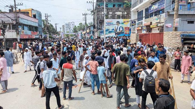 মাওলানা রইস হত্যার প্রতিবাদে সড়ক অবরোধ করে বিক্ষোভ। ছবি: আজকের পত্রিকা