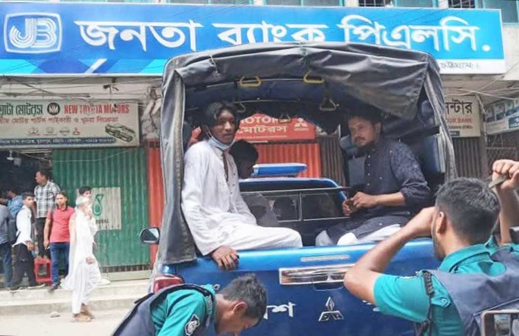ঘটনাস্থল থেকে আটক করা কয়েকজন। ছবি: আজকের পত্রিকা