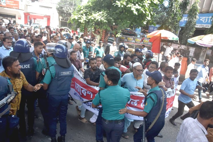 চট্টগ্রাম বন্দর অভিমুখী মিছিলে পুলিশের বাধা। ছবি: আজকের পত্রিকা