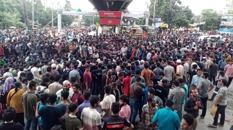 চট্টগ্রামে চুয়েট শিক্ষার্থীদের সড়ক অবরোধ। ছবি: আজকের পত্রিকা