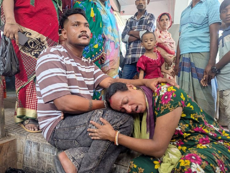 চট্টগ্রামে সড়ক দুর্ঘটনায় নিহত ব্যক্তিদের স্বজনদের আহাজারি। ছবি: আজকের পত্রিকা