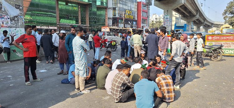 চট্টগ্রামে কমিটি বাতিলের দাবিতে বিক্ষোভ করেছেন সমন্বয়কদের একাংশ। ছবি: আজকের পত্রিকা