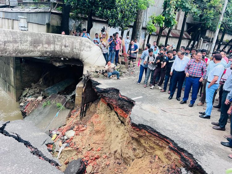 চট্টগ্রাম নগরের বায়েজিদ বোস্তামি সড়কে স্টারশিপ গলির মুখে শীতল ঝর্ণা খালের ওপর নির্মিত সেতুর একাংশ ধসে গেছে। ছবি: আজকের পত্রিকা