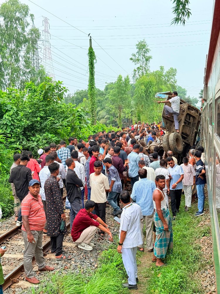 ট্রেনের ধাক্কায় ট্রাকটি দুমড়েমুচড়ে রেললাইনের ওপর ছিটকে পড়ে। ছবি: আজকের পত্রিকা