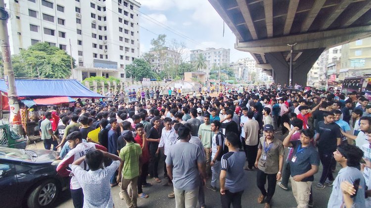 শিক্ষা উপদেষ্টা ও সচিবের পদত্যাগের দাবিতে আজ মঙ্গলবার দুপুরে চট্টগ্রাম নগরের মুরাদপুর এলাকায় সড়ক অবরোধ করেন শিক্ষার্থীরা। ছবি: আজকের পত্রিকা