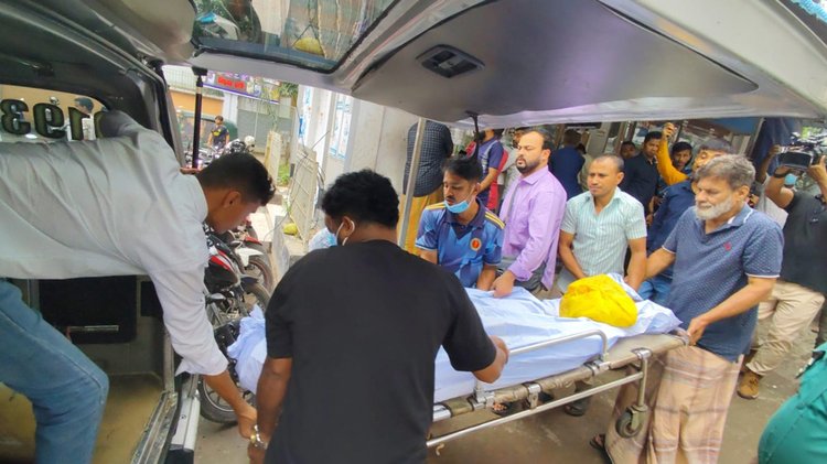 বিএনপির গণসংযোগের সময় গুলিতে নিহত সরোয়ার হোসেন বাবলার লাশ আজ বৃহস্পতিবার সকালে ময়নাতদন্তের জন্য চট্টগ্রাম মেডিকেল কলেজ হাসপাতালের মর্গে নেওয়া হয়। ছবি: আজকের পত্রিকা