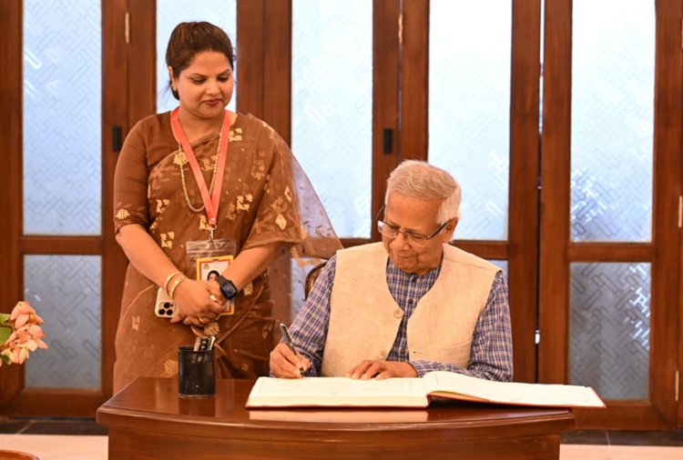 অন্তর্বর্তী সরকারের প্রধান উপদেষ্টা ড. মুহাম্মদ ইউনূস আজ বুধবার দুপুরে চট্টগ্রাম সার্কিট হাউসে মহানগরীর জলাবদ্ধতা নিরসন এবং অক্সিজেন-হাটহাজারী মহাসড়কের উন্নয়ন–সংক্রান্ত মতবিনিময় সভায় বক্তব্য দেন। ছবি: আজকের পত্রিকা