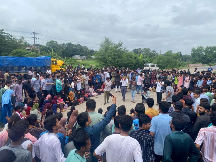 কুমিল্লা বিশ্ববিদ্যালয় শিক্ষার্থীদের সড়ক অবরোধ। ছবি: আজকের পত্রিকা