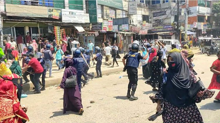 বকেয়া বেতন-ভাতার দাবিতে শ্রমিকদের মহাসড়ক অবরোধের একপর্যায়ে পুলিশ লাঠিপেটা করে। ছবি: আজকের পত্রিকা