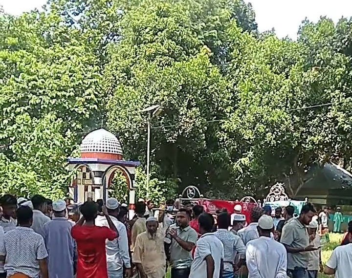 মরদেহ বাড়িতে পৌঁছালে স্বজনদের আহাজারিতে ভারী হয়ে ওঠে পরিবেশ। ছবি: আজকের পত্রিকা