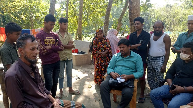 নিহত হৃদয়ের বাড়িতে তাঁর স্বজনরা। ছবি: আজকের পত্রিকা