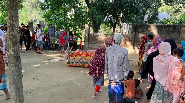 নিহত স্বামী-স্ত্রীর মরদেহ নিয়ে যায় স্বজনেরা। ছবি: সংগৃহীত
